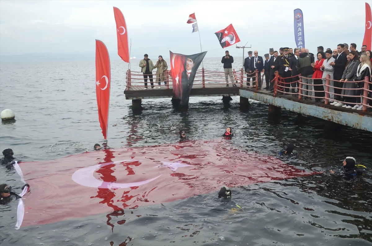 Kocaeli’de dalgıçlar denizde bayrak açıp Cumhuriyet’i kutladı Kocaeli’de dalgıçlar denizde bayrak açıp Cumhuriyet’i kutladı