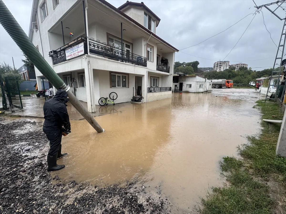 Kocaeli’de sağanak nedeniyle ev ve iş yerlerini su bastı Kocaeli’de sağanak nedeniyle ev ve iş yerlerini su bastı