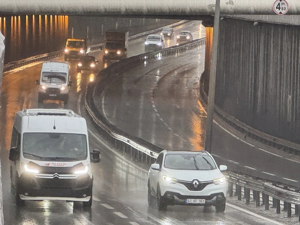 Kocaeli’de sağanak sonucu kapanan D-130 kara yolunun Başiskele geçişi ulaşıma açıldı Kocaeli’de sağanak sonucu kapanan D-130 kara yolunun Başiskele geçişi ulaşıma açıldı