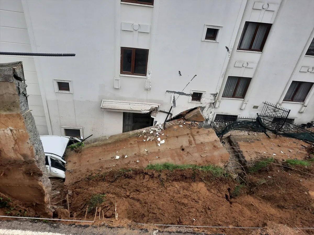 Kocaeli’de sağanaktan etkilenen 2 sitedeki 9 bina tedbiren boşaltıldı Kocaeli’de sağanaktan etkilenen 2 sitedeki 9 bina tedbiren boşaltıldı