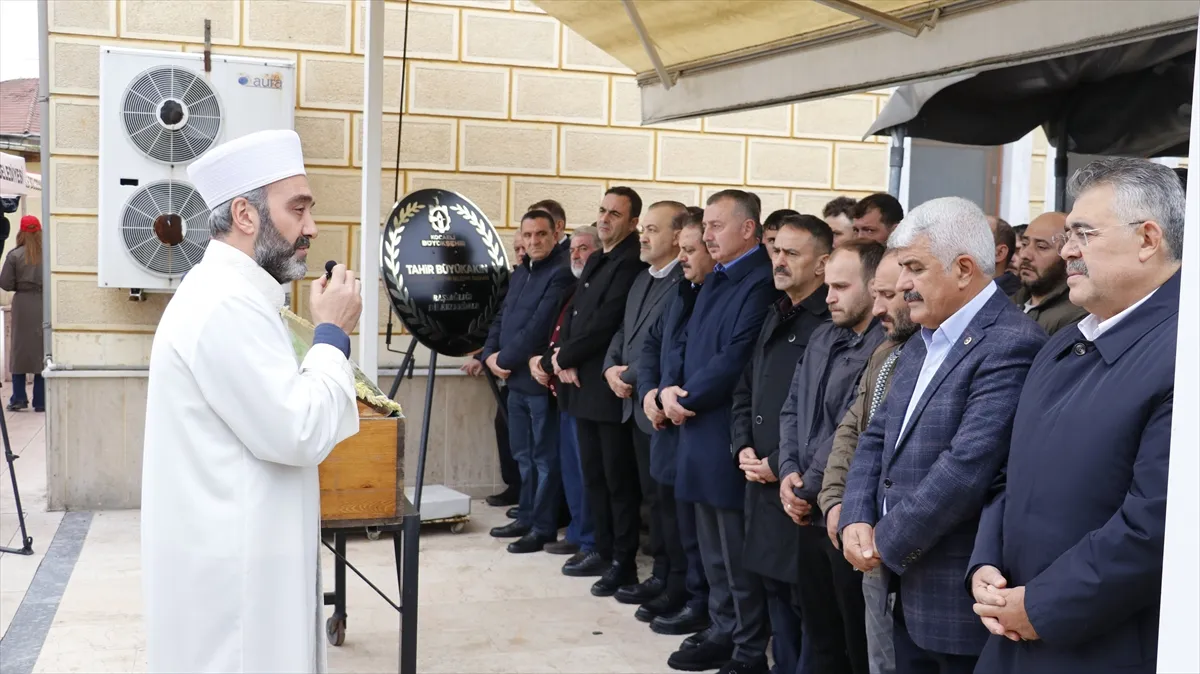 Kocaeli’de sele kapılarak hayatını kaybeden eski muhtarın cenazesi toprağa verildi Kocaeli’de sele kapılarak hayatını kaybeden eski muhtarın cenazesi toprağa verildi