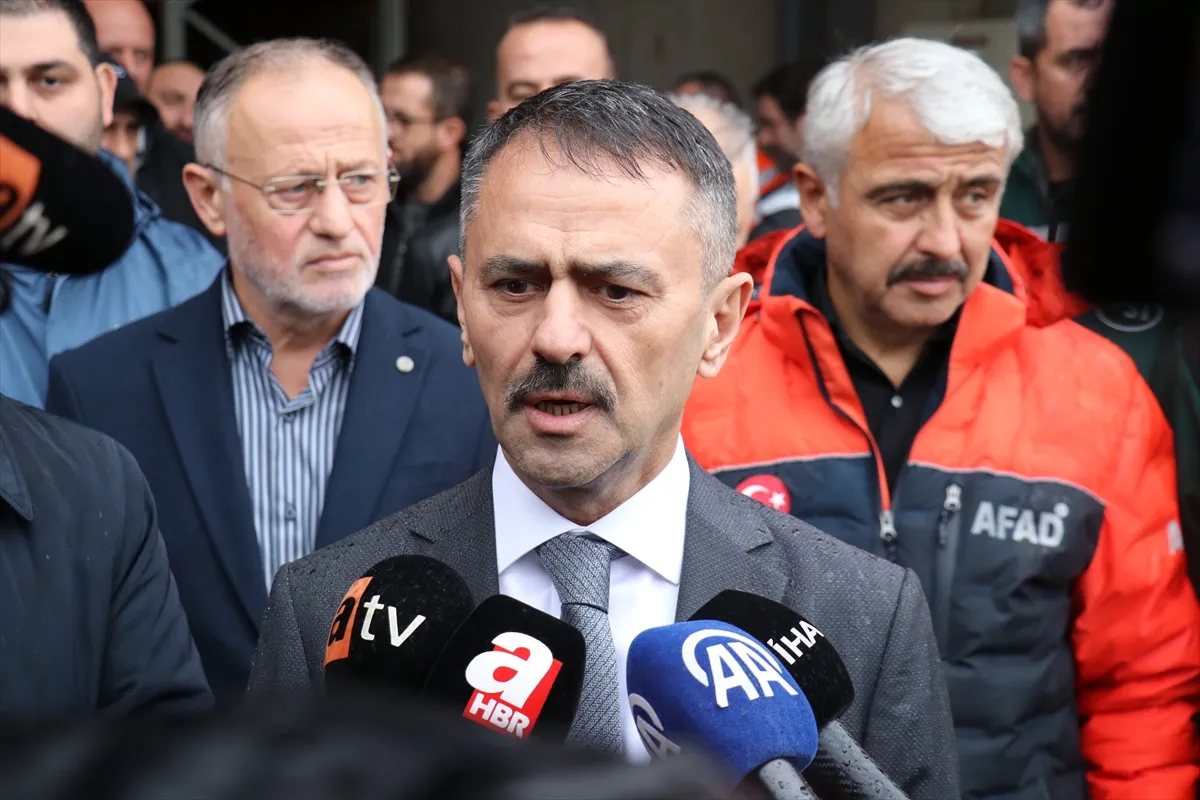 Kocaeli Valisi Aktaş, sağanak sonucu kaybolan kişiyi arama çalışmalarını inceledi Kocaeli Valisi Aktaş, sağanak sonucu kaybolan kişiyi arama çalışmalarını inceledi