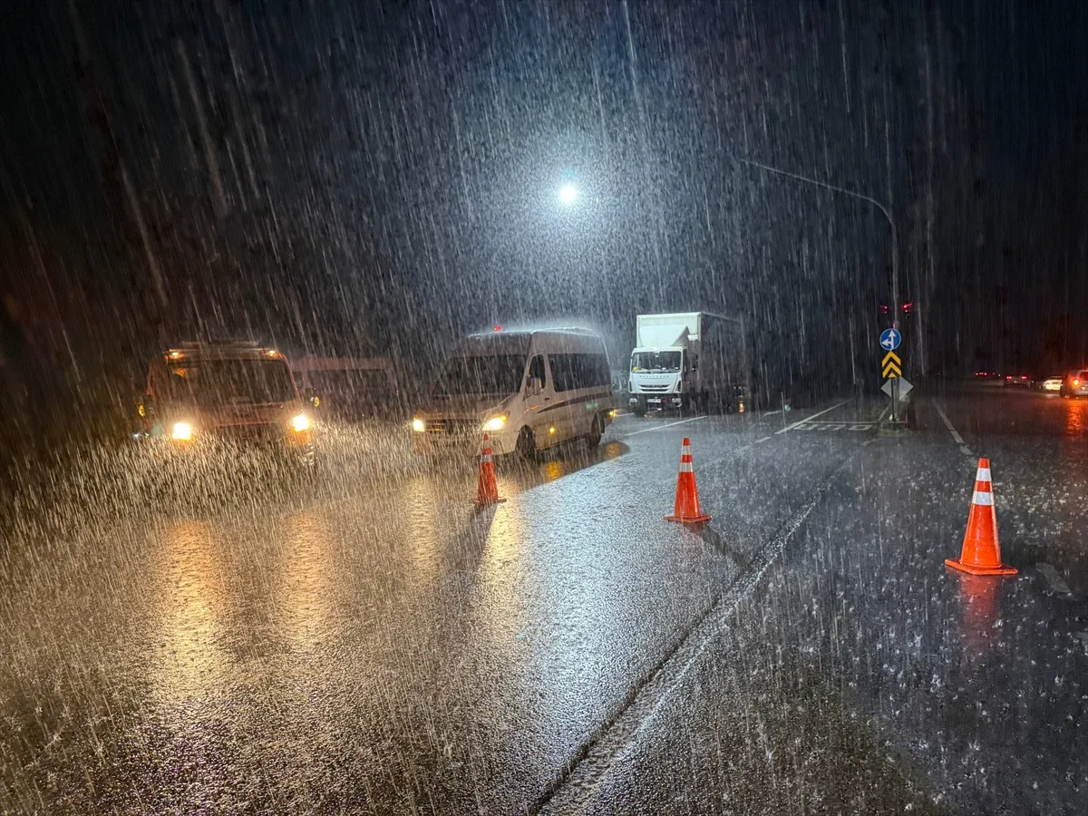 Kocaeli ve Sakarya’da sağanak su baskınlarına neden oldu Kocaeli ve Sakarya’da sağanak su baskınlarına neden oldu