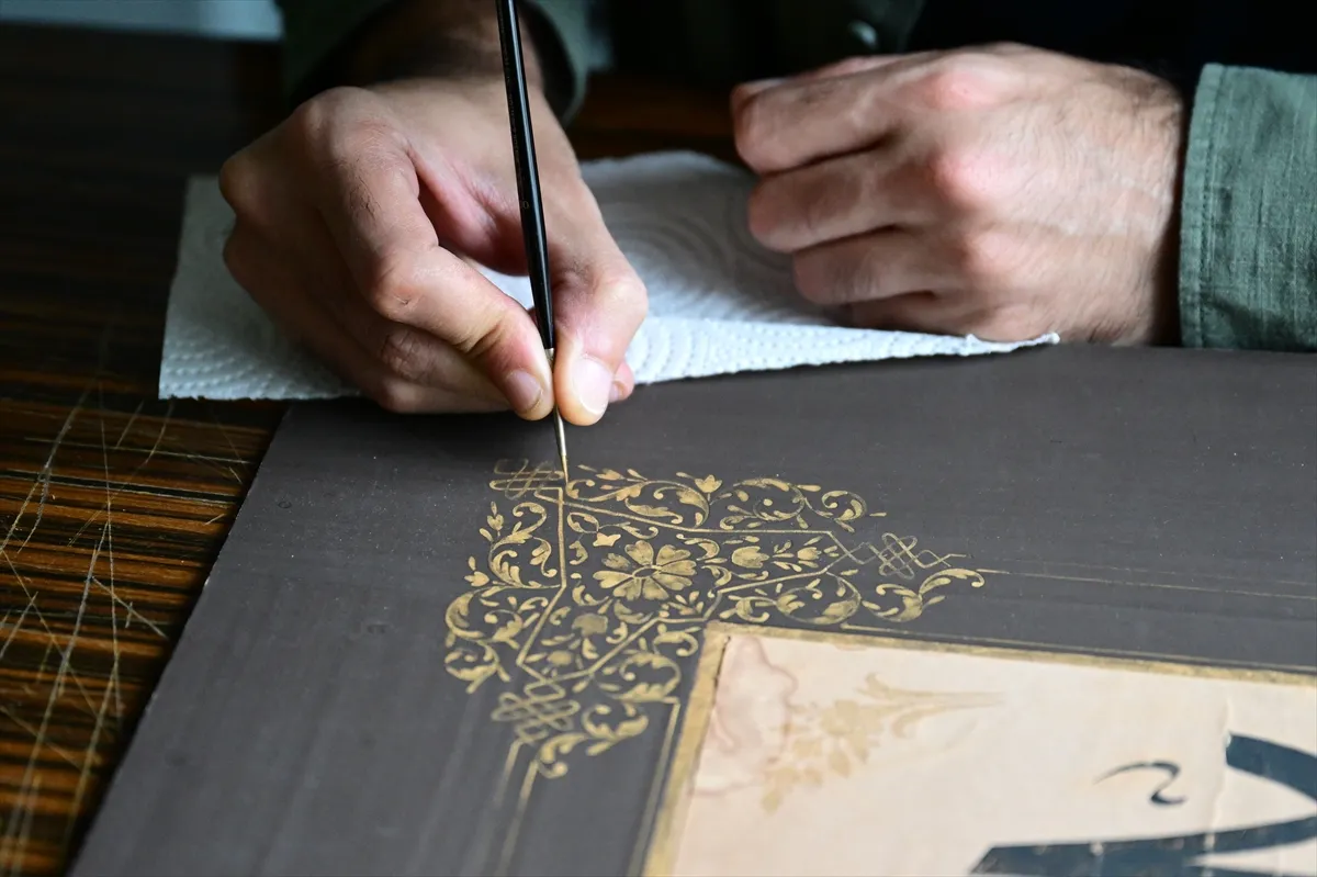 Koleksiyonundaki eski eserleri dönemin sanat anlayışına uygun şekilde restore ediyor