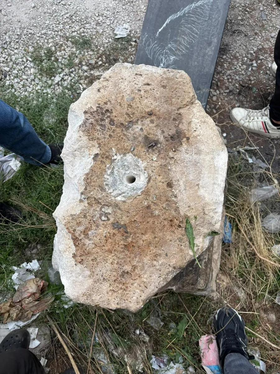 Konya’da cami önündeki heykel kaidesinin çalınmasıyla ilgili 3 şüpheli yakalandı Konya’da cami önündeki heykel kaidesinin çalınmasıyla ilgili 3 şüpheli yakalandı