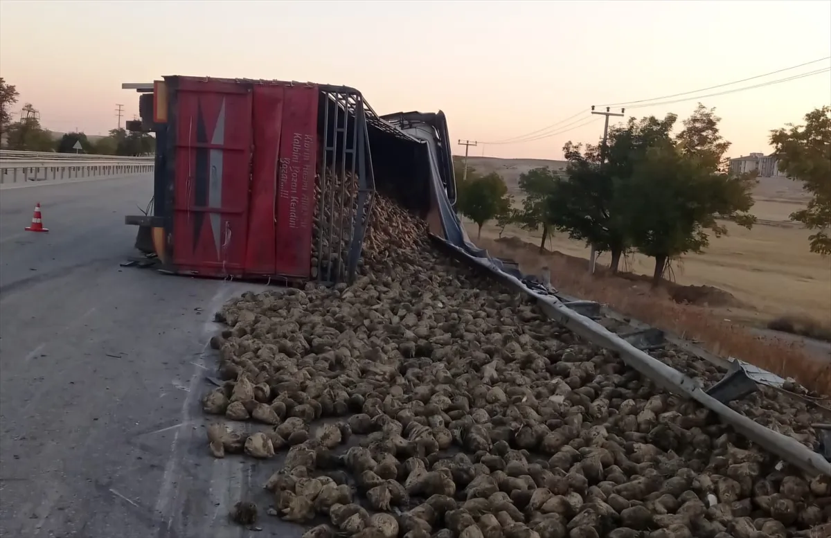 Konya’da tırın devrildiği kazada sürücü yaralandı Konya’da tırın devrildiği kazada sürücü yaralandı