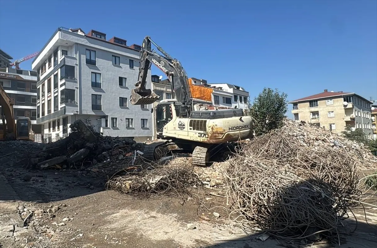 Küçükçekmece’de yıkım sırasında çöken 7 katlı bina, çevreye zarar verdi