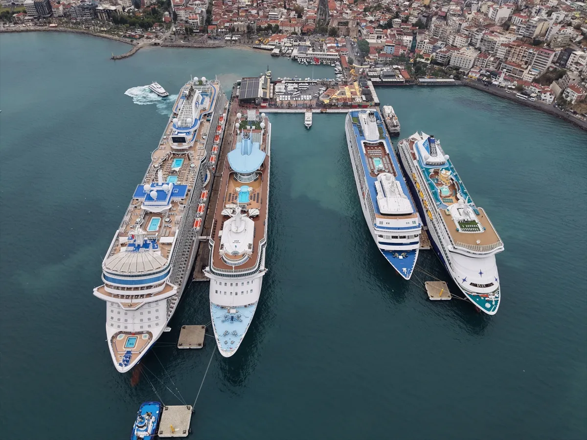 Kuşadası’na 4 kruvaziyerle 7 bin 594 turist geldi Kuşadası’na 4 kruvaziyerle 7 bin 594 turist geldi