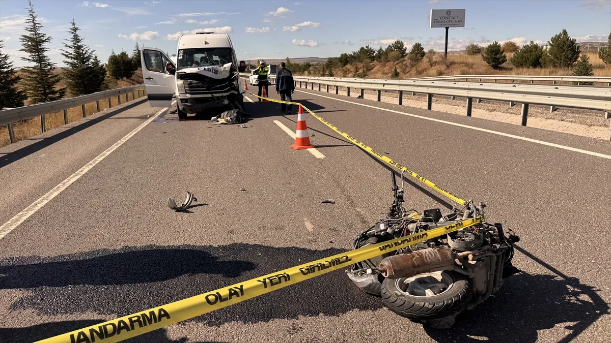 Kütahya’da minibüsle çarpışan motosikletin sürücüsü öldü Kütahya’da minibüsle çarpışan motosikletin sürücüsü öldü