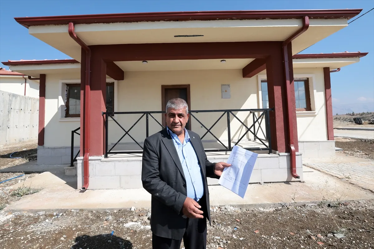 Malatya’da deprem konutlarının hak sahiplerine teslimi devam ediyor Malatya’da deprem konutlarının hak sahiplerine teslimi devam ediyor