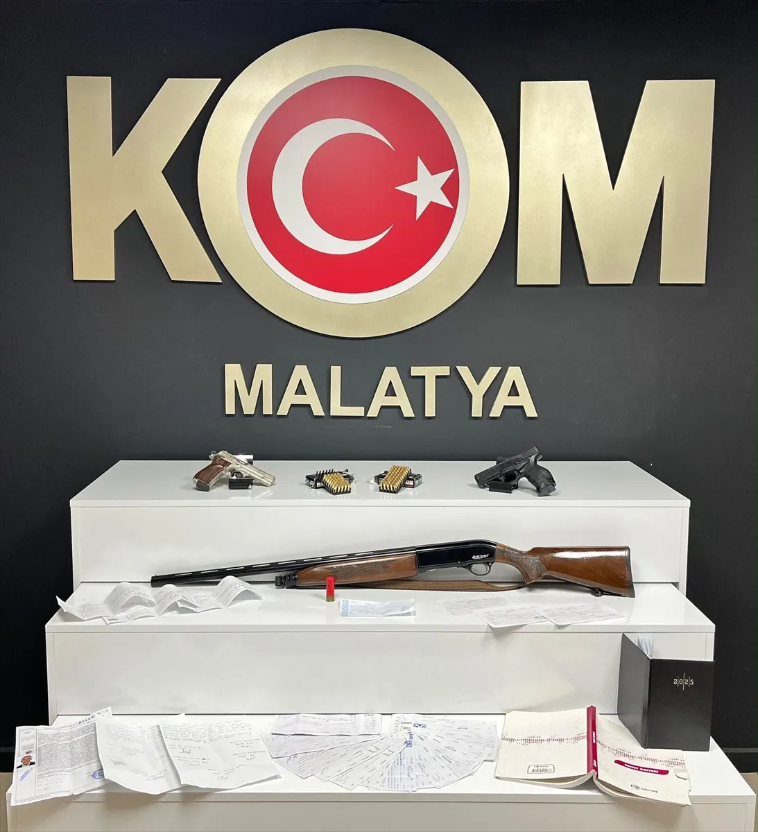 Malatya’da tefecilik operasyonunda 13 şüpheli yakalandı Malatya’da tefecilik operasyonunda 13 şüpheli yakalandı