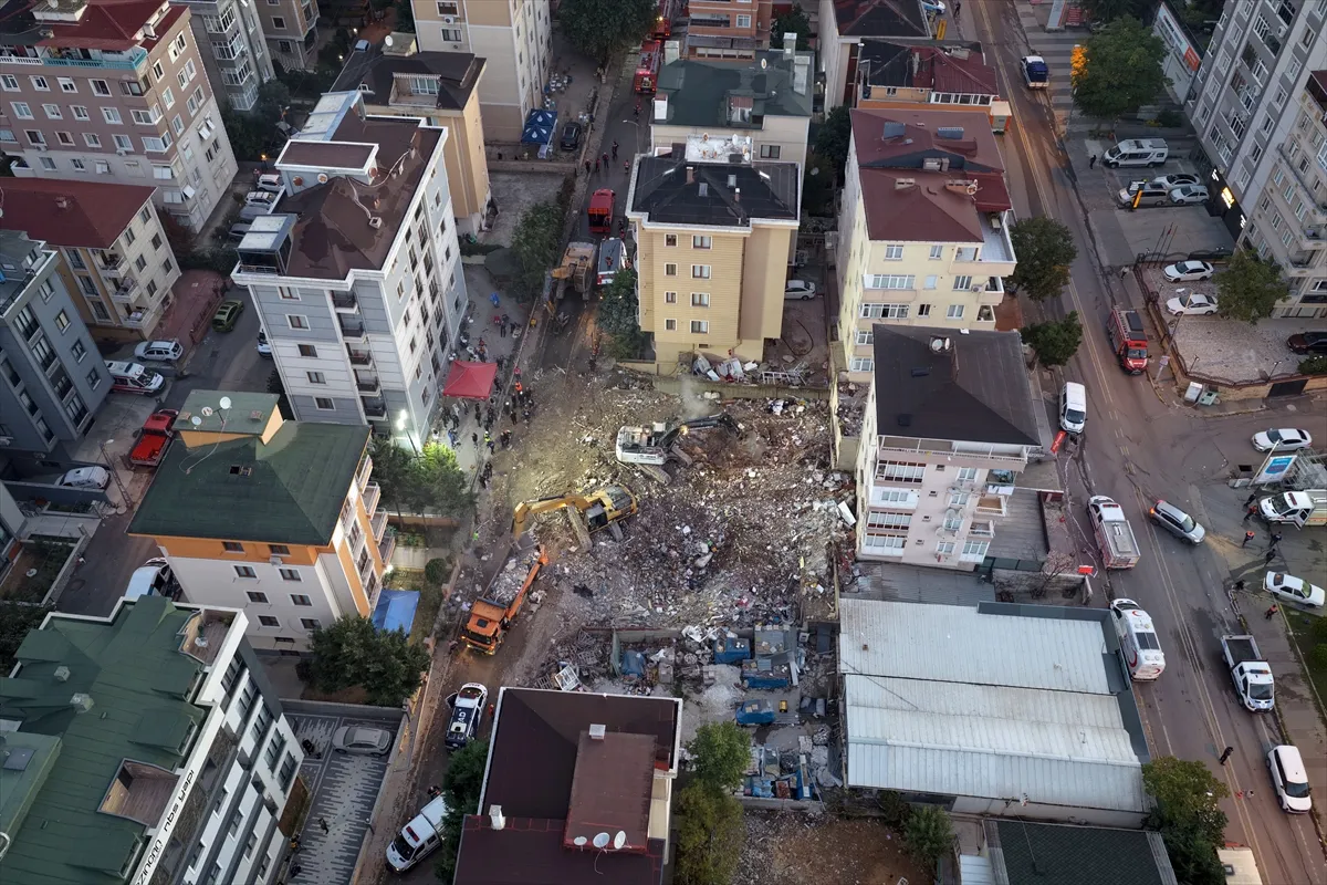 Maltepe’de kısmen çöken 7 katlı binada arama kurtarma çalışmaları tamamlandı Maltepe’de kısmen çöken 7 katlı binada arama kurtarma çalışmaları tamamlandı