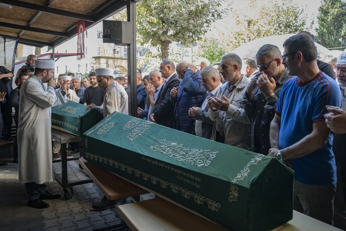 Maltepe’de kısmen çöken binada ölen 2 kardeş için cenaze töreni düzenlendi Maltepe’de kısmen çöken binada ölen 2 kardeş için cenaze töreni düzenlendi