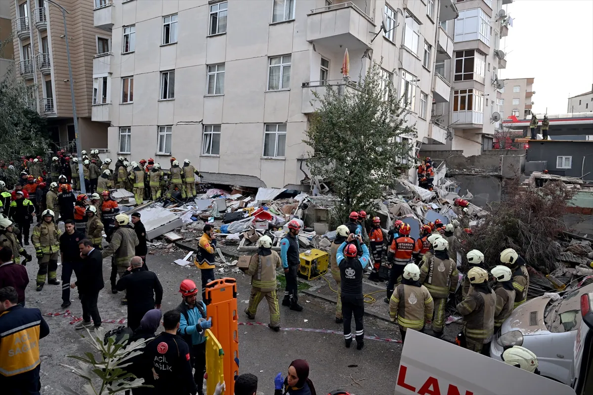 Maltepe’de kısmi olarak çöken 7 katlı binanın enkazından 5 kişi kurtarıldı (GÜNCELLEME 2)