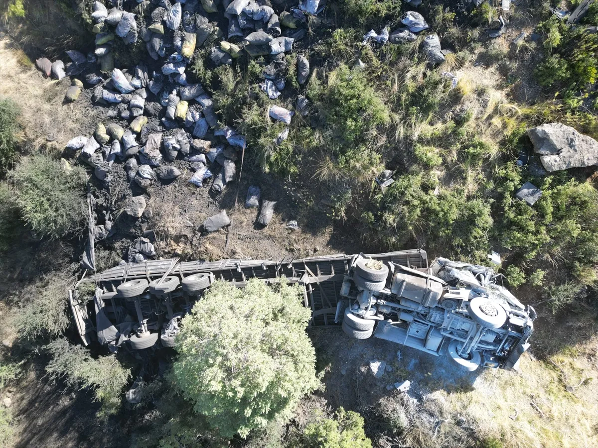 Manavgat’ta kömür yüklü tırın devrilmesi sonucu 2 kişi yaralandı Manavgat’ta kömür yüklü tırın devrilmesi sonucu 2 kişi yaralandı