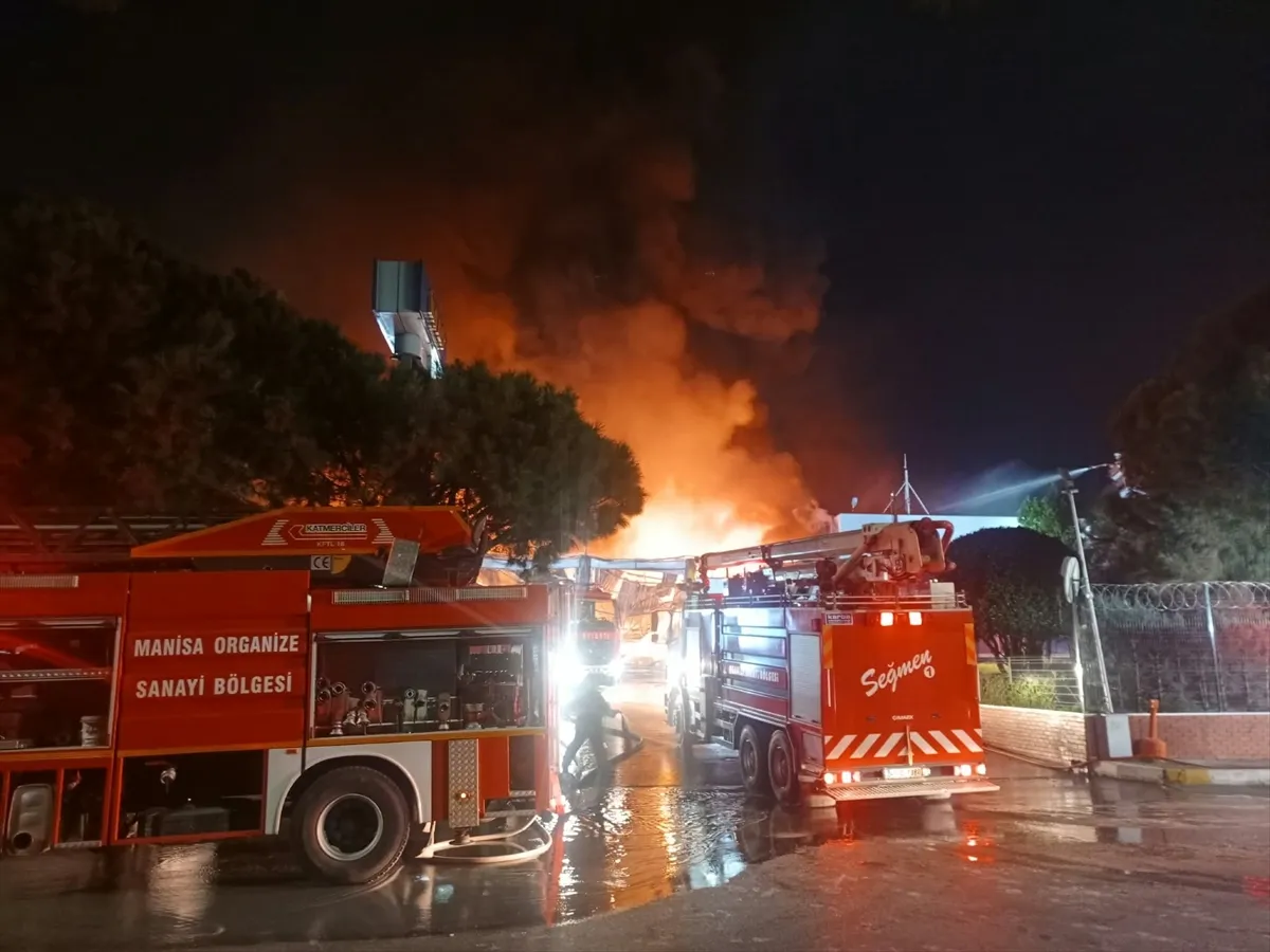 Manisa’da akü fabrikasında yangın çıktı