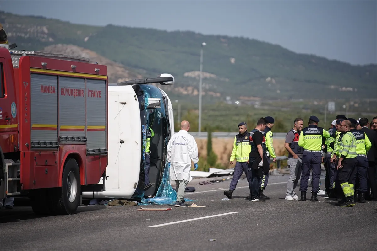 Manisa’da çekici ile tur otobüsü çarpıştı, 11 kişi öldü, 27 kişi yaralandı (GÜNCELLEME 2)