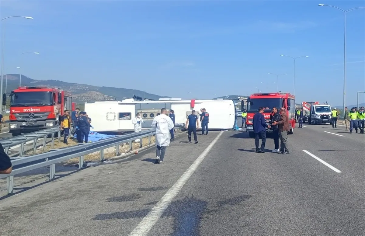 Manisa’da tır ile yolcu otobüsü çarpıştı Manisa’da tır ile yolcu otobüsü çarpıştı