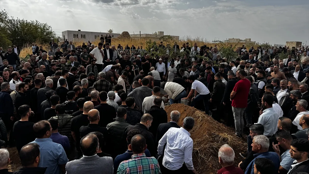 Mardin’de trafik kazasında yaşamını yitiren 4’ü çocuk 6 kişinin cenazesi defnedildi Mardin’de trafik kazasında yaşamını yitiren 4’ü çocuk 6 kişinin cenazesi defnedildi