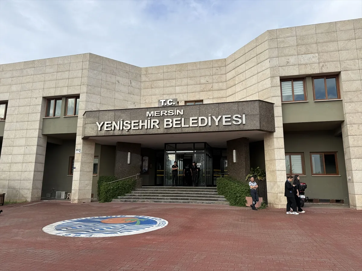 Mersin Büyükşehir Belediye Başkanı Seçer ve 58 kişi yolsuzluk iddiasıyla gözaltında (GÜNCELLEME) Mersin Büyükşehir Belediye Başkanı Seçer ve 58 kişi yolsuzluk iddiasıyla gözaltında (GÜNCELLEME)