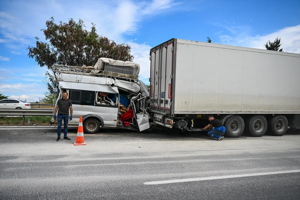 Mersin’de 6 aracın karıştığı trafik kazasında 11 kişi yaralandı Mersin’de 6 aracın karıştığı trafik kazasında 11 kişi yaralandı