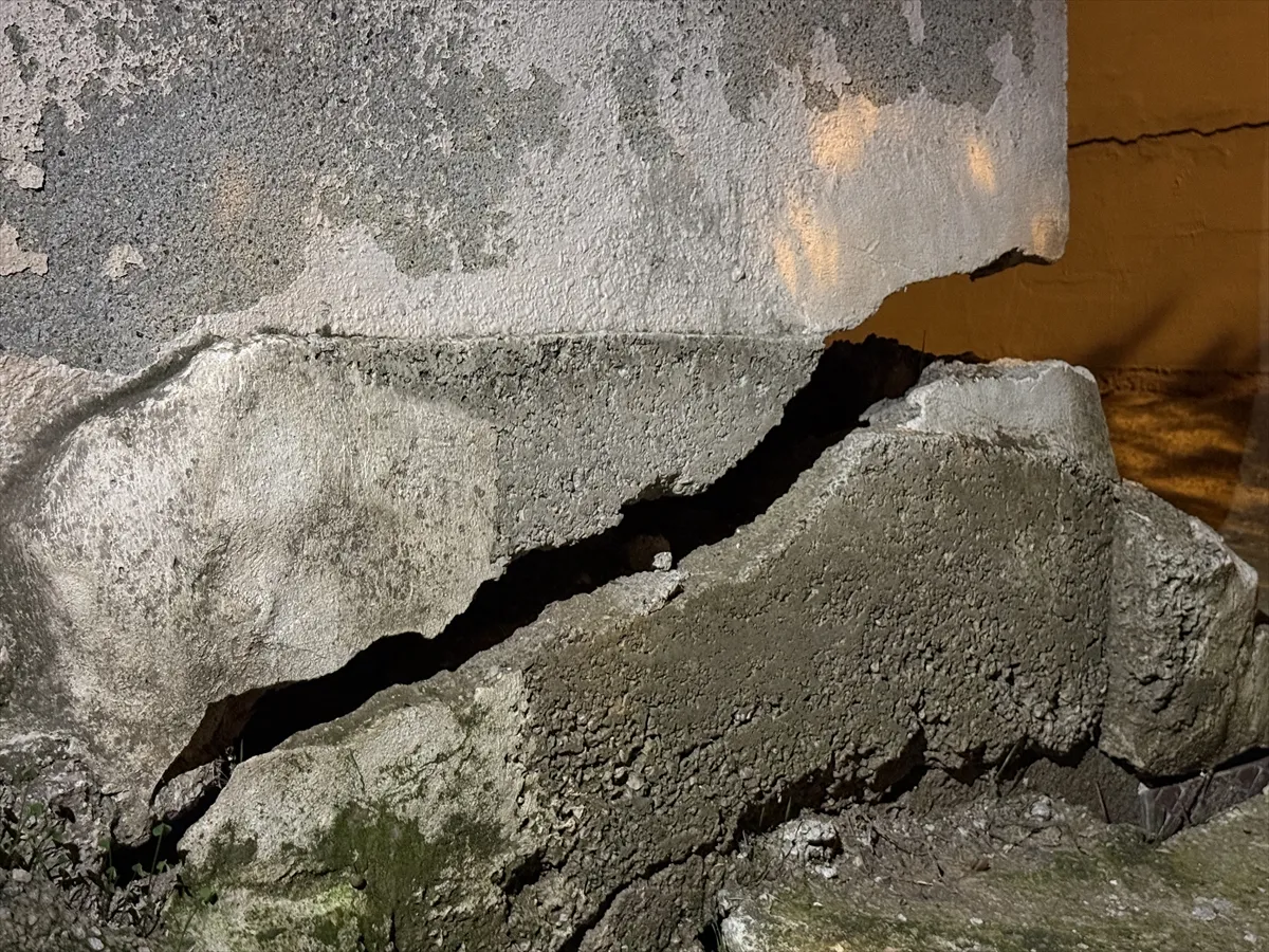 Mersin’de çatlaklar oluştuğu belirlenen binadaki vatandaşlar tahliye edildi Mersin’de çatlaklar oluştuğu belirlenen binadaki vatandaşlar tahliye edildi