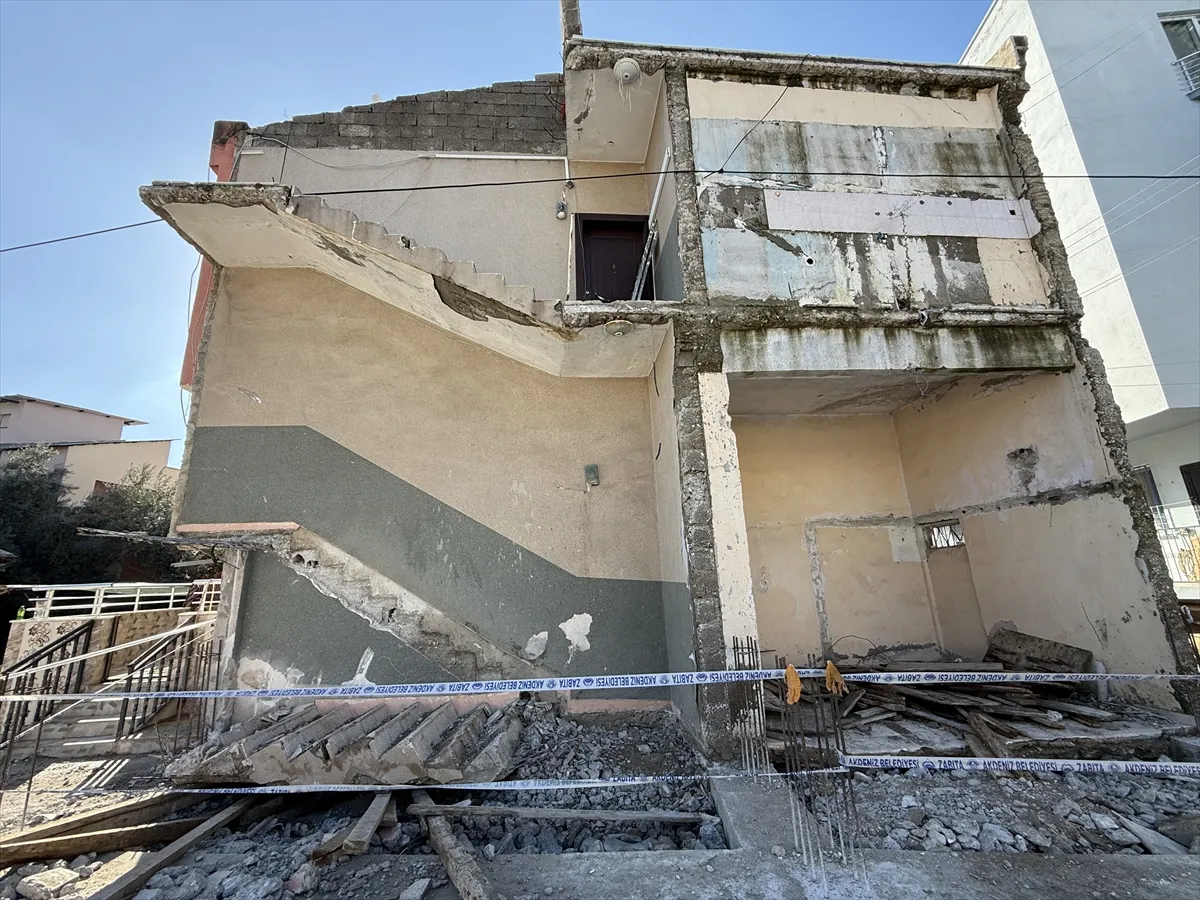 Mersin’de çöken merdiven altında kalan işçi öldü Mersin’de çöken merdiven altında kalan işçi öldü