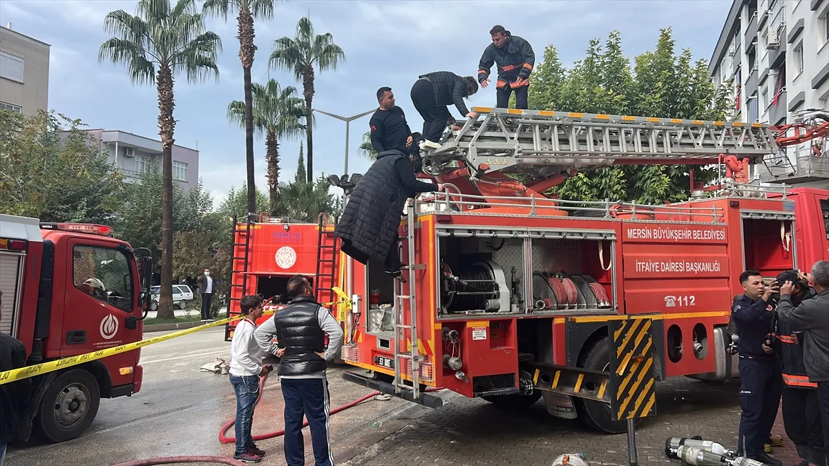 Mersin’de mağaza yangınında 80 kişi tahliye edildi Mersin’de mağaza yangınında 80 kişi tahliye edildi