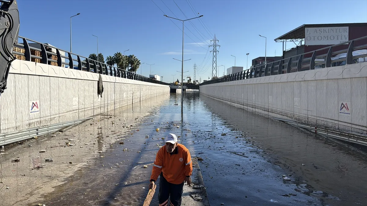 Mersin’de sağanak sonrası temizlik ve tahliye çalışması