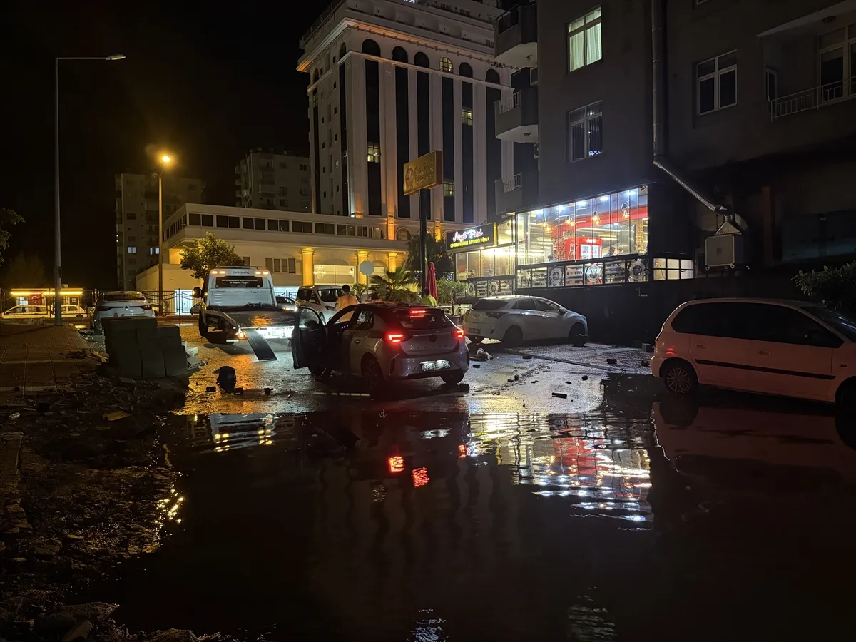 Mersin’de sağanak su baskınlarına neden oldu Mersin’de sağanak su baskınlarına neden oldu