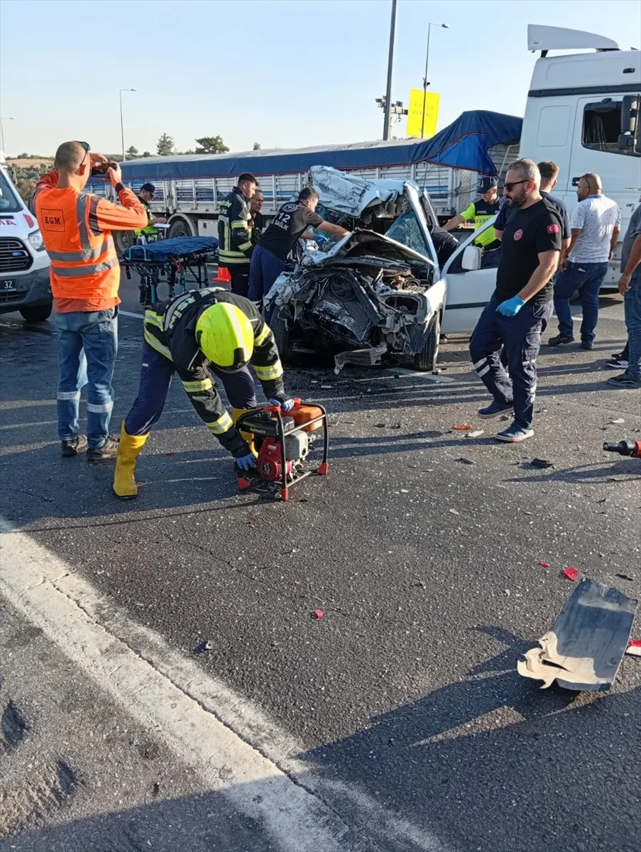 Mersin’de tıra çarpan hafif ticari araçtaki 2 kişi öldü, 1 kişi yaralandı (GÜNCELLEME)