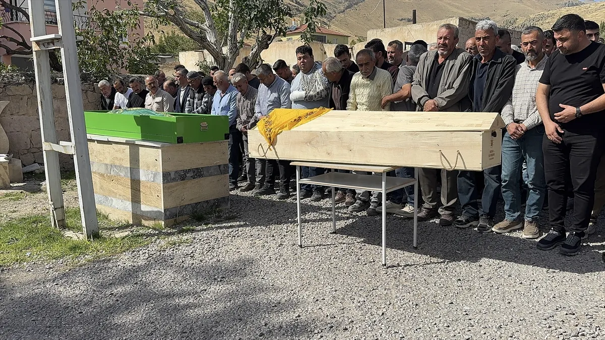 Mersin’deki trafik kazasında ölen çiftin cenazeleri Niğde’de defnedildi Mersin’deki trafik kazasında ölen çiftin cenazeleri Niğde’de defnedildi