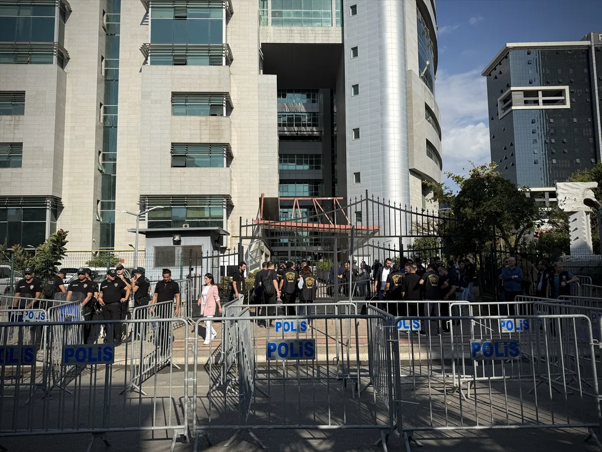 Mersin’deki yolsuzluk soruşturmasında gözaltına alınan 3 belediye başkanı ve 56 kişi adliyede Mersin’deki yolsuzluk soruşturmasında gözaltına alınan 3 belediye başkanı ve 56 kişi adliyede