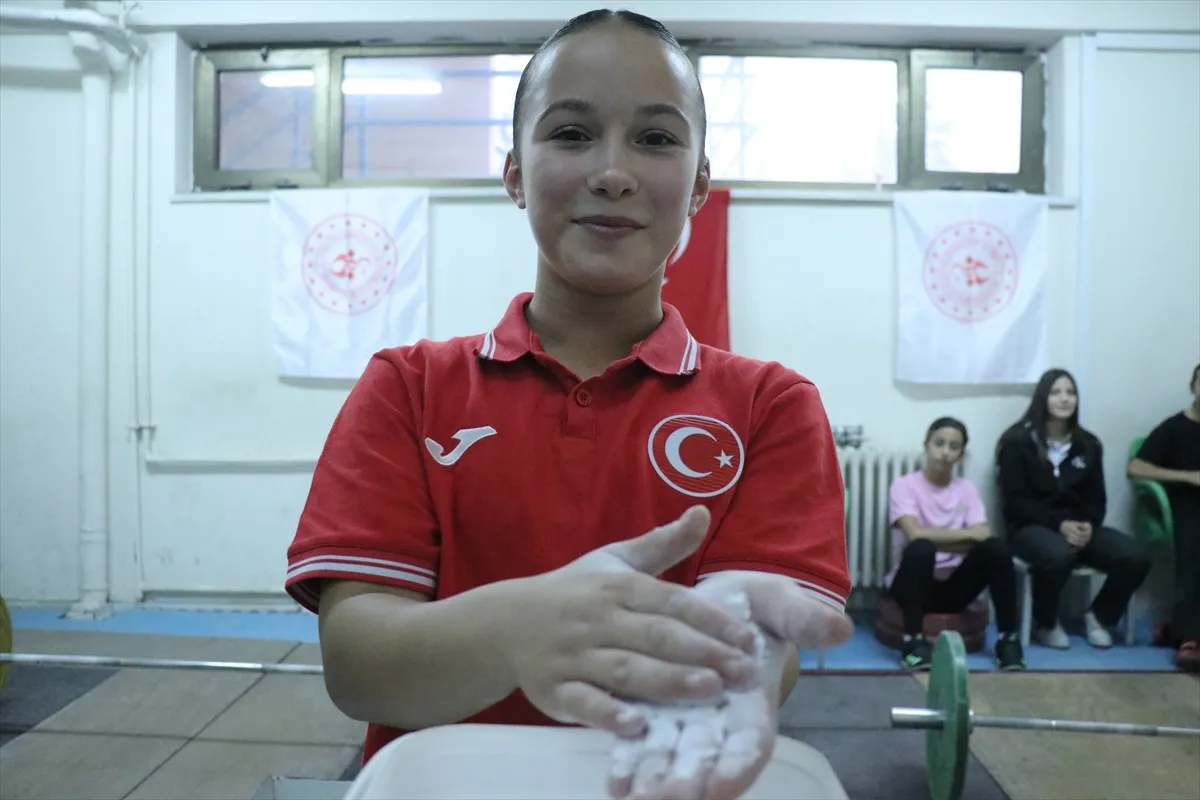 Milli halterci Asel Şenel yeni hedeflerini açıkladı Milli halterci Asel Şenel yeni hedeflerini açıkladı