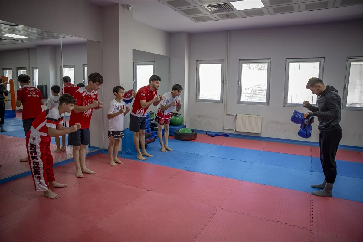 Milli kick boksçu Muhammet Emin Aras, Dünya Kupası hayalini gerçekleştirmeye odaklandı Milli kick boksçu Muhammet Emin Aras, Dünya Kupası hayalini gerçekleştirmeye odaklandı