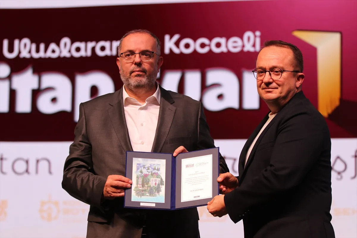 MSÜ Rektörü Afyoncu, 16. Kocaeli Kitap Fuarı’nda söyleşiye katıldı MSÜ Rektörü Afyoncu, 16. Kocaeli Kitap Fuarı’nda söyleşiye katıldı