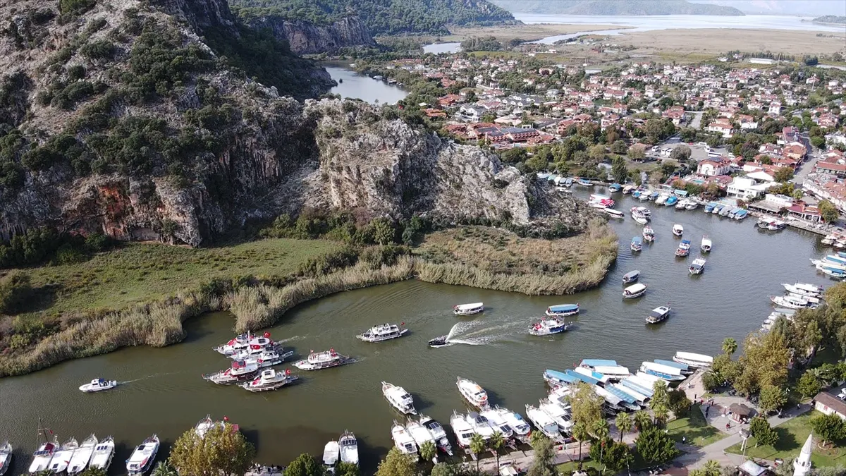 Muğla’da Dalyan Kanalı’nda 103 teknelik Cumhuriyet korteji Muğla’da Dalyan Kanalı’nda 103 teknelik Cumhuriyet korteji