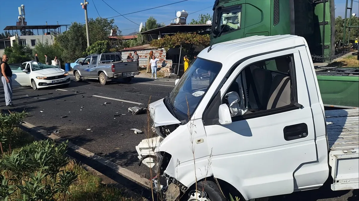 Muğla’da kamyonetle otomobilin çarpıştığı kazada 1 kişi öldü, 2 kişi yaralandı Muğla’da kamyonetle otomobilin çarpıştığı kazada 1 kişi öldü, 2 kişi yaralandı