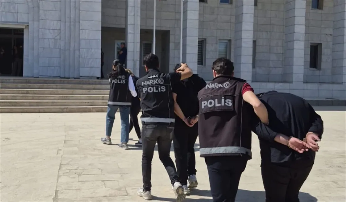 Muğla’da uyuşturucu operasyonunda 3 şüpheli tutuklandı Muğla’da uyuşturucu operasyonunda 3 şüpheli tutuklandı
