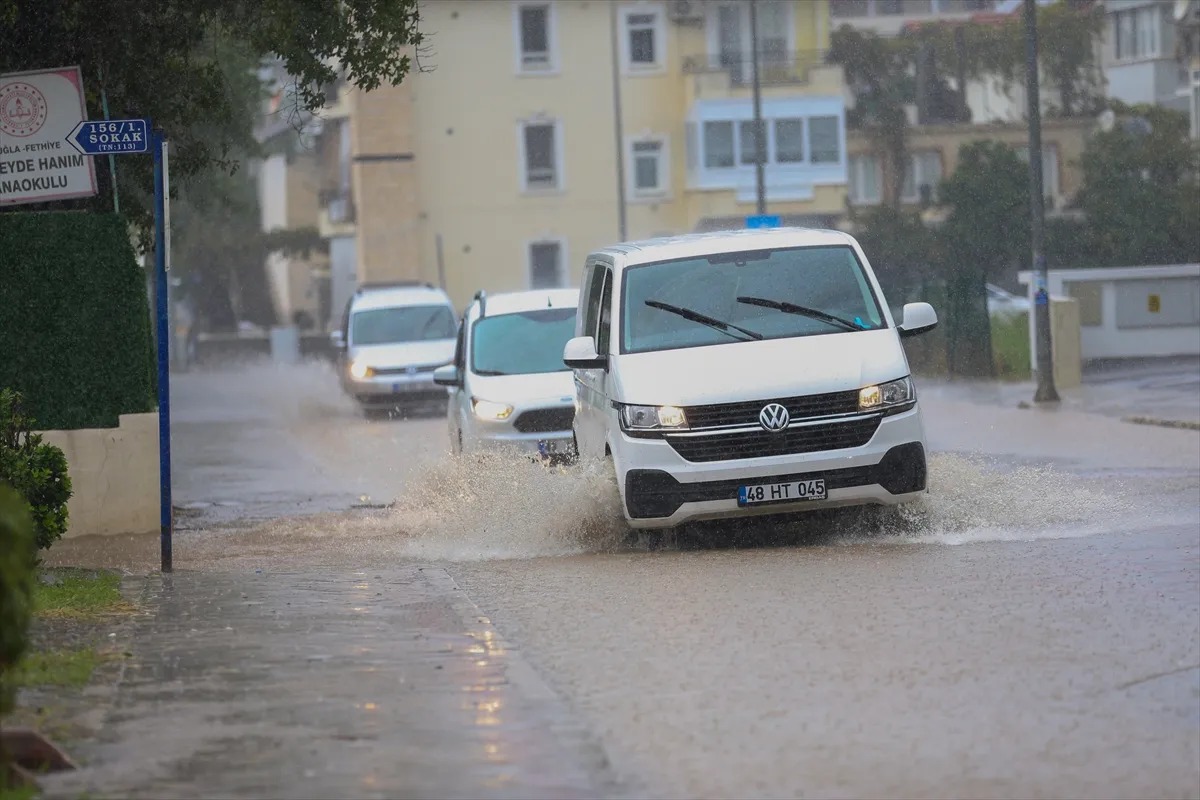 Muğla Fethiye’de sağanak Ölüdeniz’i etkiledi Muğla Fethiye’de sağanak Ölüdeniz’i etkiledi