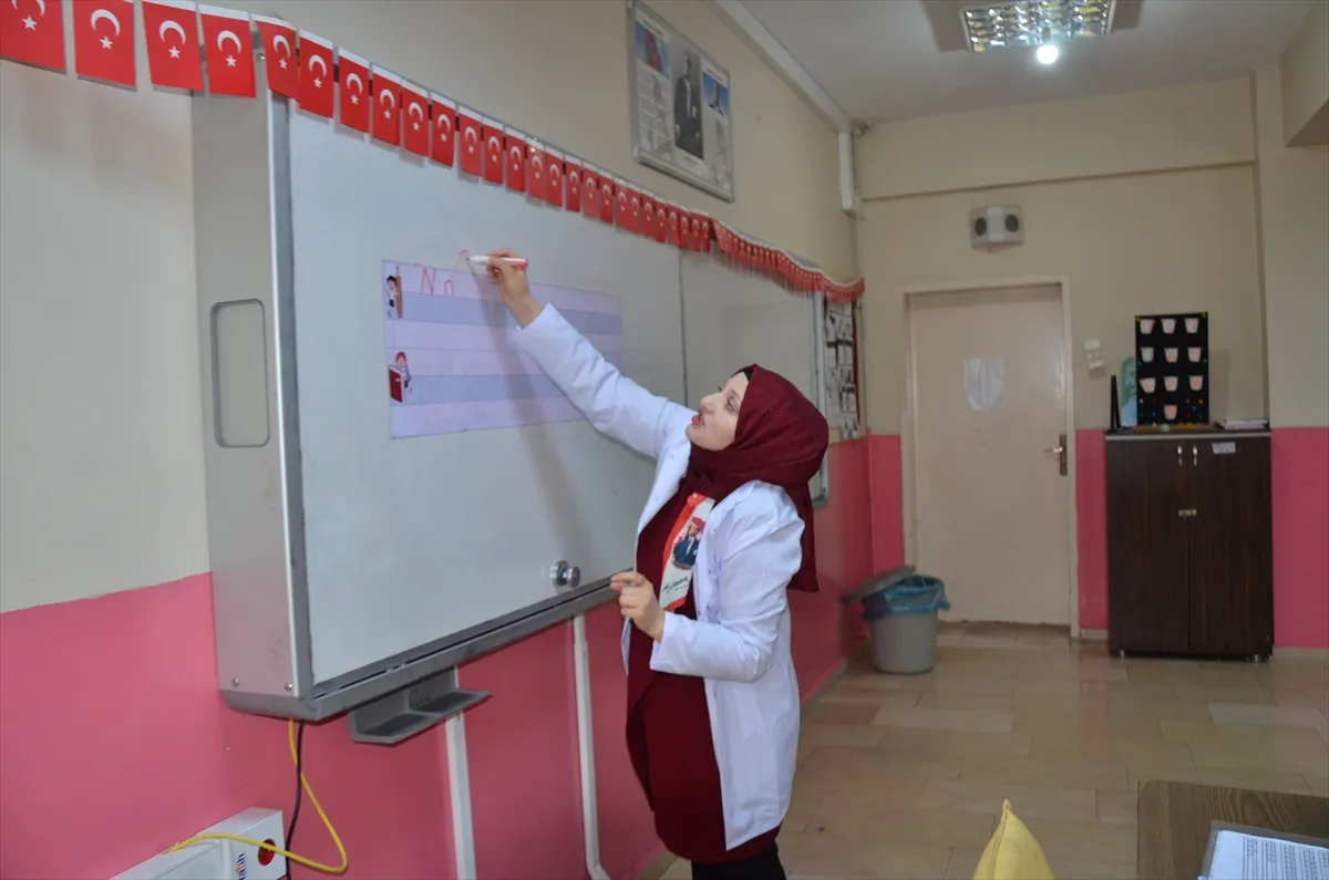 Muş’ta yetişkinler okuma yazma öğrenme hayallerini gerçekleştiriyor Muş’ta yetişkinler okuma yazma öğrenme hayallerini gerçekleştiriyor