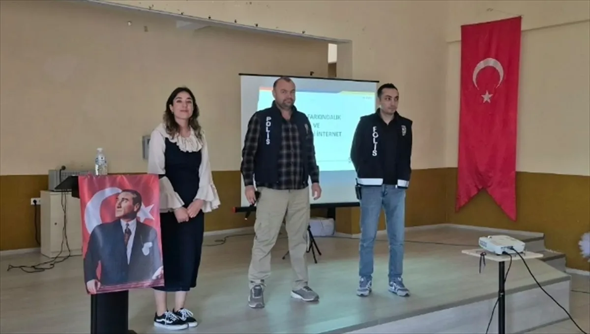 Nallıhan’da öğrencilere siber farkındalık semineri verildi Nallıhan’da öğrencilere siber farkındalık semineri verildi