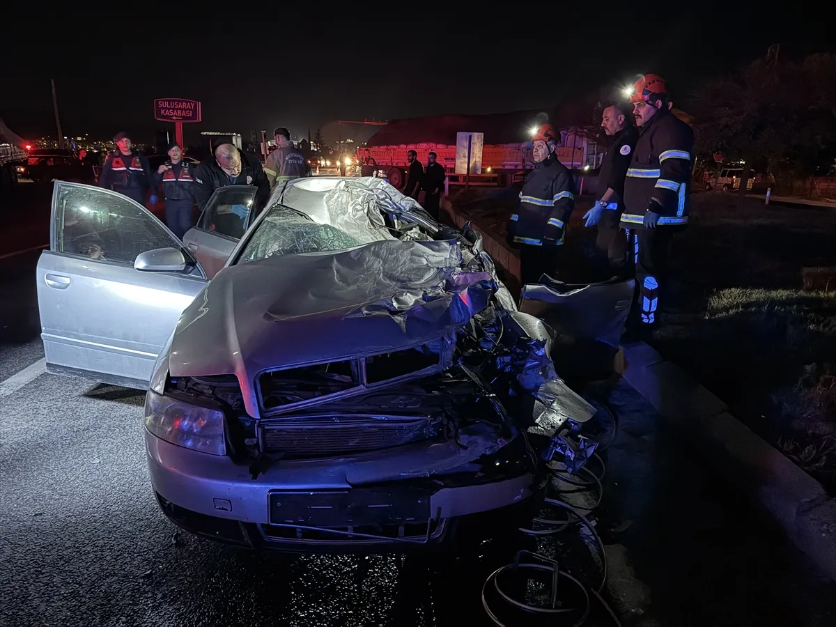 Nevşehir’de tıra çarpan otomobildeki 2 kişi öldü Nevşehir’de tıra çarpan otomobildeki 2 kişi öldü