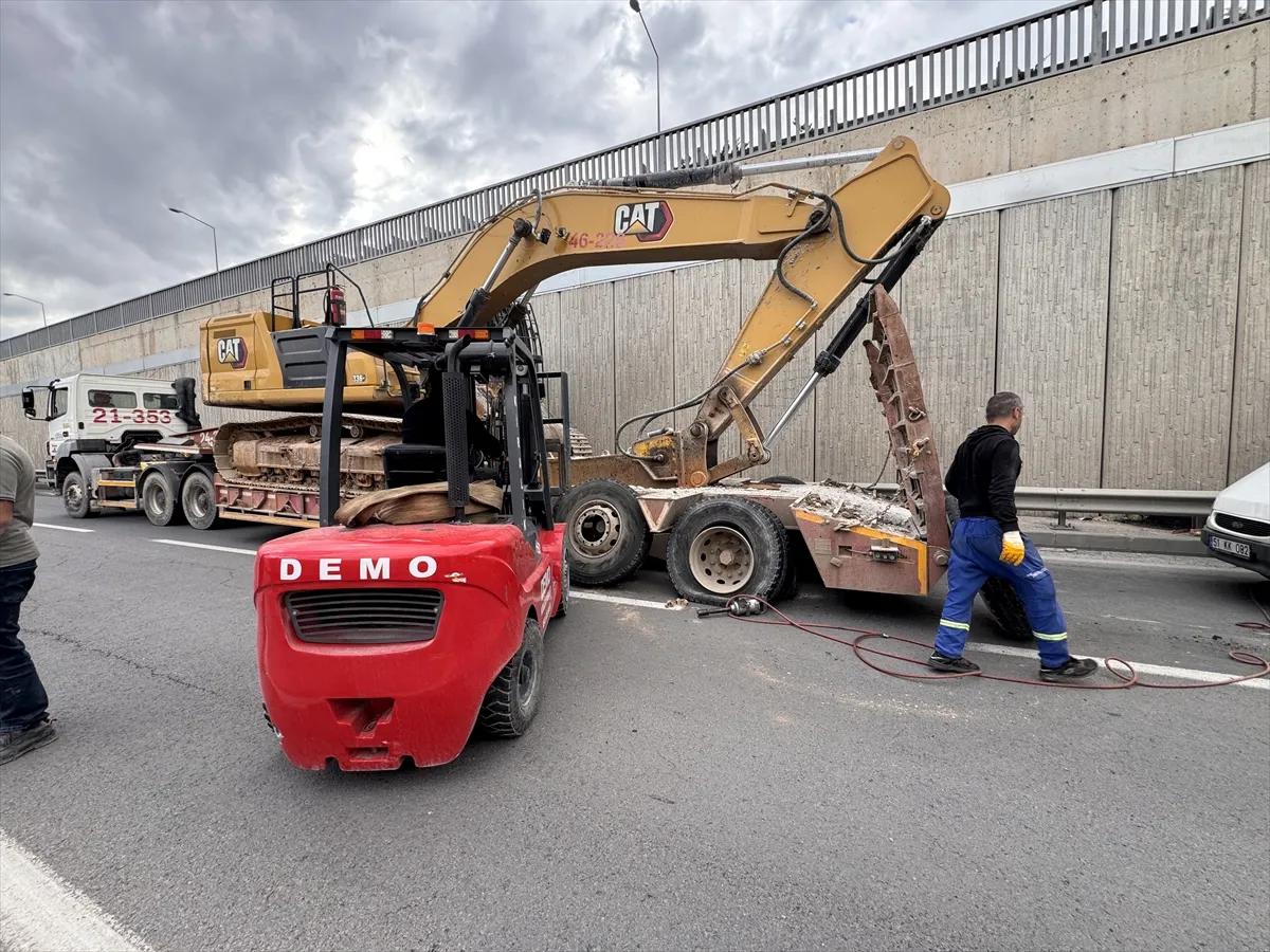 Niğde’de alt geçide sıkışan tır kurtarıldı Niğde’de alt geçide sıkışan tır kurtarıldı