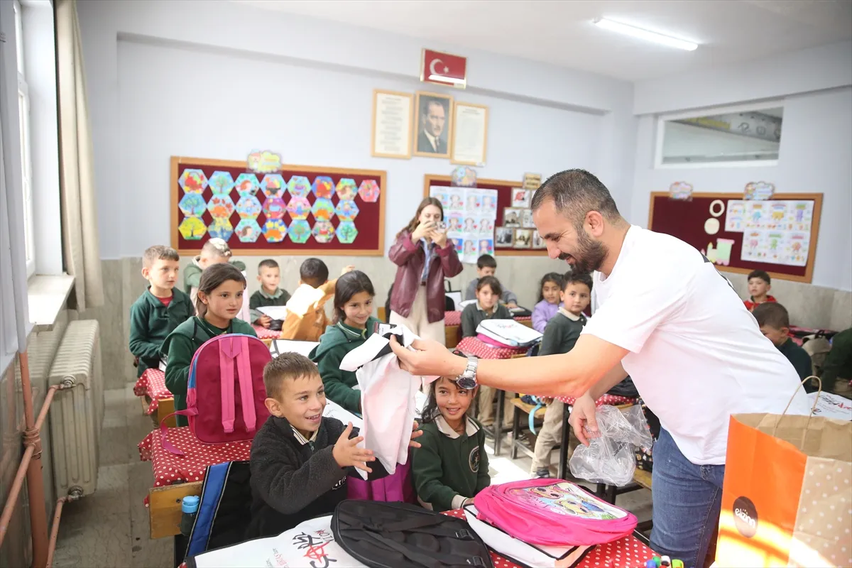 Niğde’de Beşiktaş taraftar grupları, öğrencilere hediye dağıttı