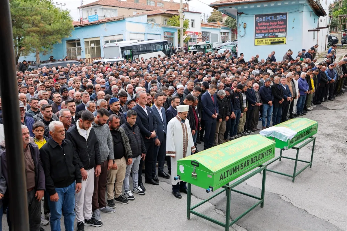 Niğde’de trafik kazasında hayatını kaybeden kardeşlerin cenazeleri defnedildi Niğde’de trafik kazasında hayatını kaybeden kardeşlerin cenazeleri defnedildi