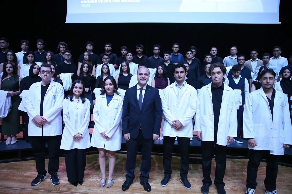 Niğde Ömer Halisdemir Üniversitesinde 135 tıp öğrencisi beyaz önlük giydi Niğde Ömer Halisdemir Üniversitesinde 135 tıp öğrencisi beyaz önlük giydi