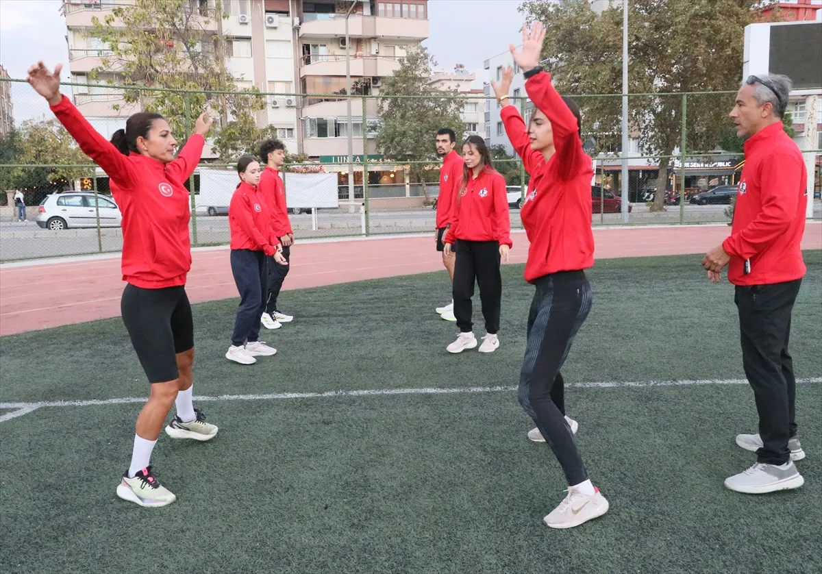 Oğlunun anısına kurduğu kadın atletizm takımını Süper Lig’e hazırlıyor Oğlunun anısına kurduğu kadın atletizm takımını Süper Lig’e hazırlıyor