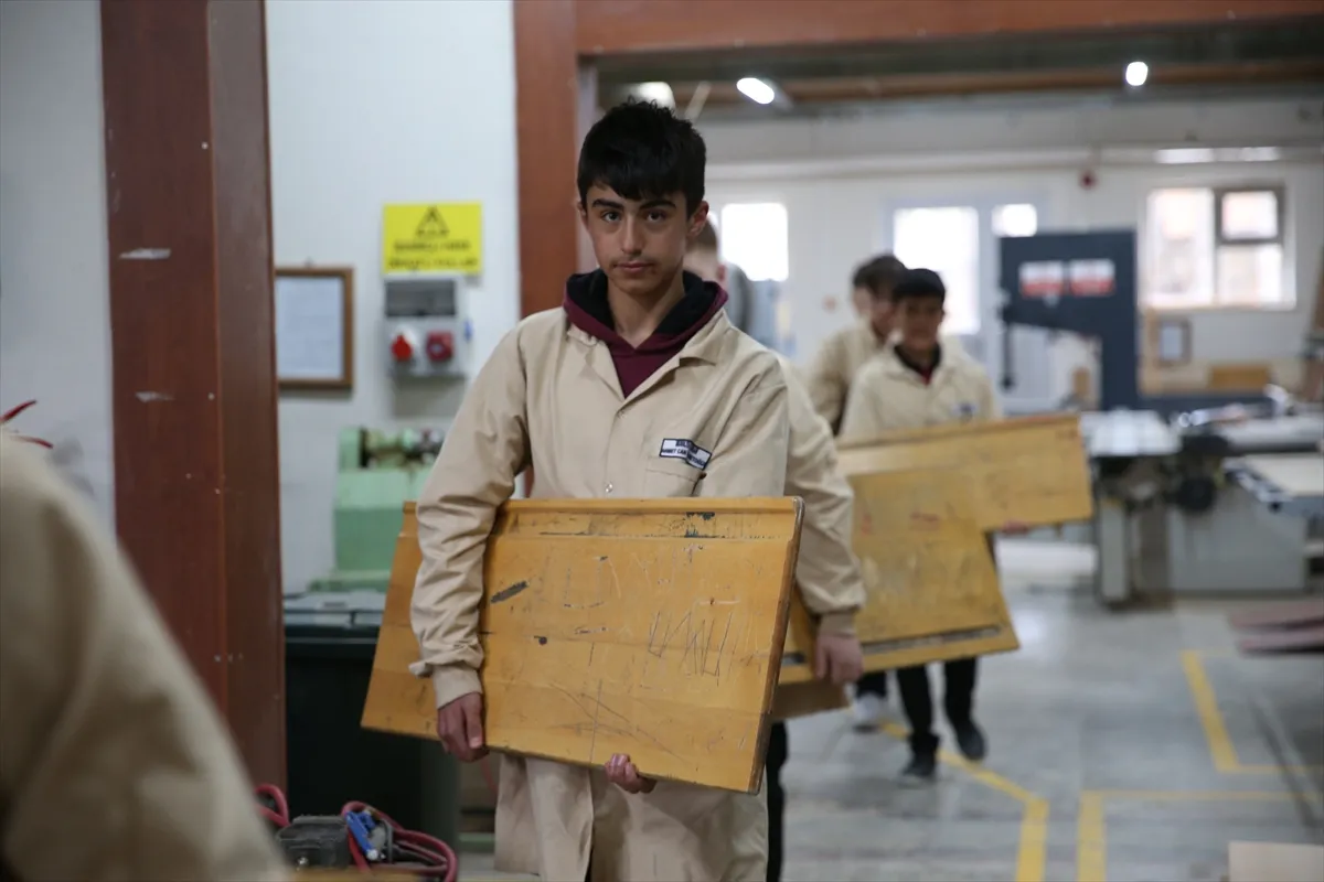 Öğrenciler eski masa ve sıraları yenileyerek mesleki beceri kazanıyor Öğrenciler eski masa ve sıraları yenileyerek mesleki beceri kazanıyor