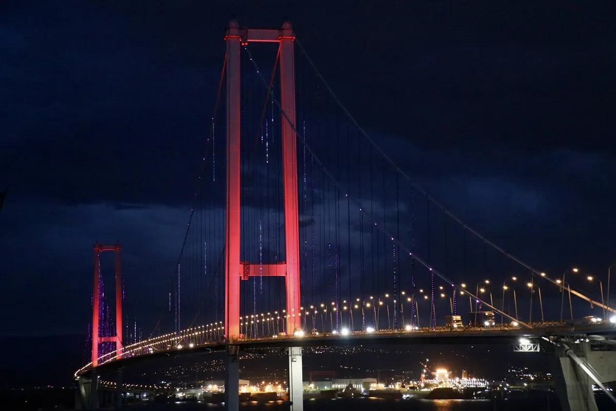 Osmangazi Köprüsü Meme Kanseri Farkındalık Ayı dolayısıyla pembe renkle aydınlatıldı Osmangazi Köprüsü Meme Kanseri Farkındalık Ayı dolayısıyla pembe renkle aydınlatıldı